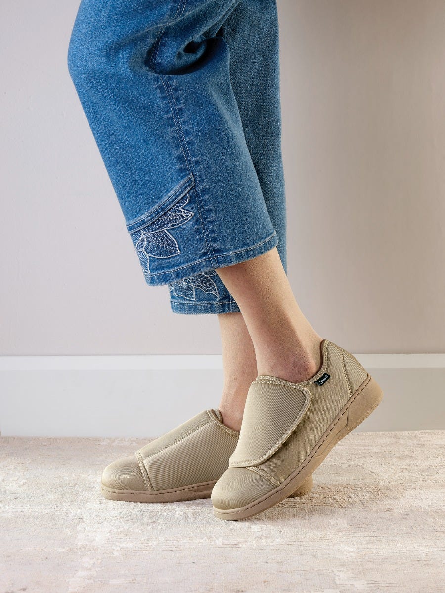 Women’s Protective Shoes with Easy Closures – Adjustable Fit (Regular to Extra Wide)